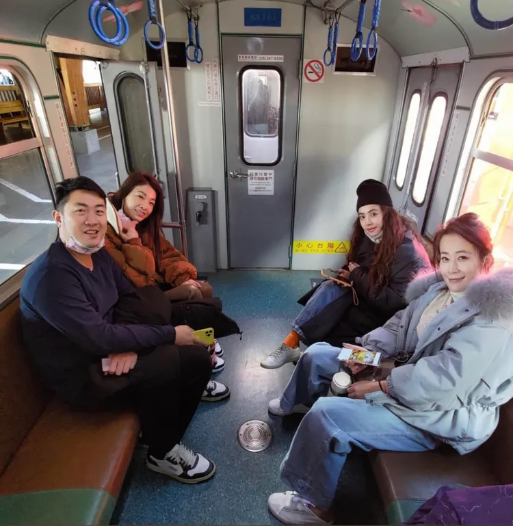 蔡依林在阿里山開心搭小火車。翻攝蔡依林IG