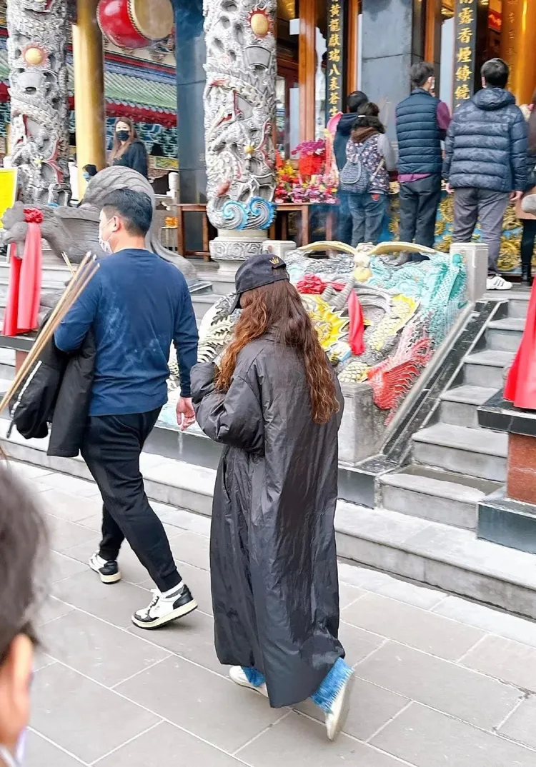 蔡依林跟姊夫一起到阿里山的廟宇拜拜祈願。翻攝微博