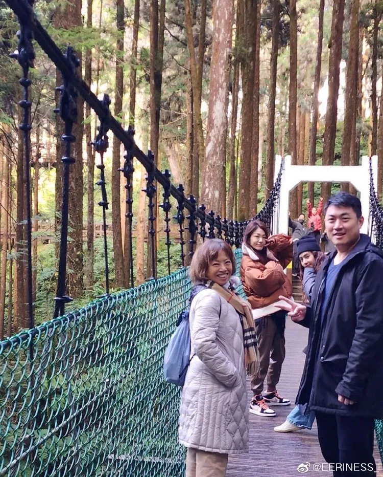 蔡依林跟蔡媽、姊姊、姊夫走阿里山吊橋。翻攝EERINESS微博