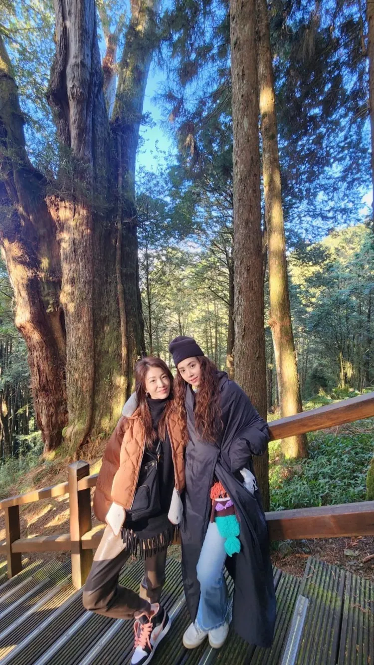 蔡依林（右）跟姊姊在阿里山欣賞森林美景。翻攝蔡依林IG