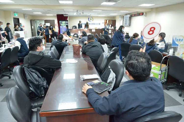 參與民眾競標動產。行政執行署台北分署提供