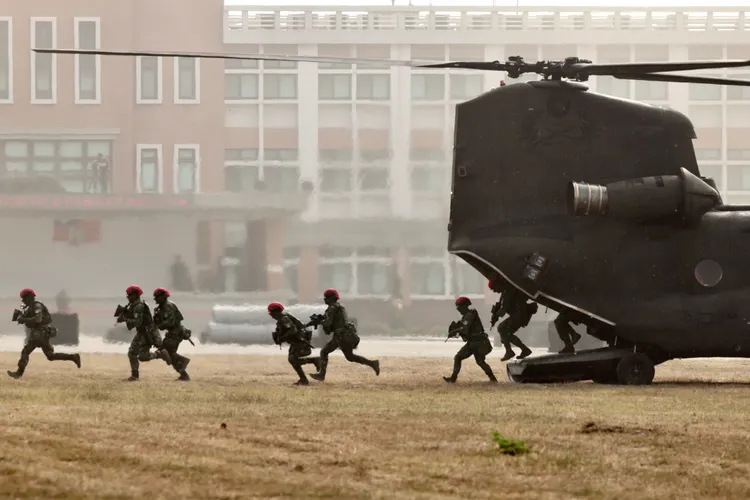 國防部一連兩日舉行春節戰備巡戈操演，陸軍裝甲564旅展現「仿真實戰」場景。林林攝
