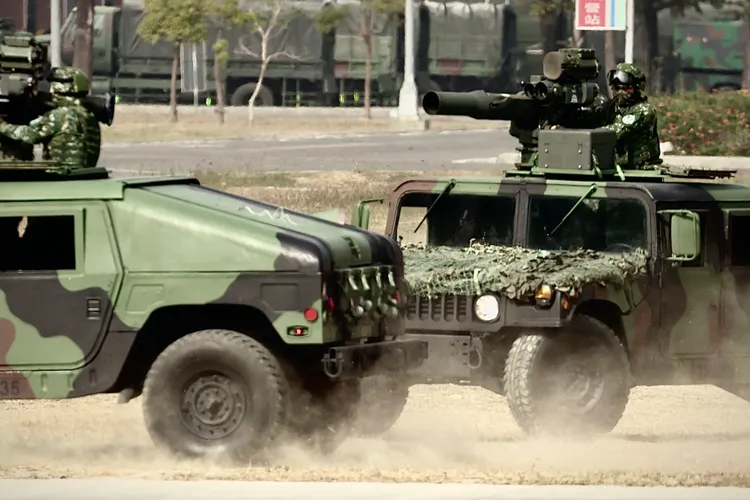 國防部一連兩日舉行春節戰備巡戈操演，陸軍裝甲564旅展現「仿真實戰」場景。林林攝