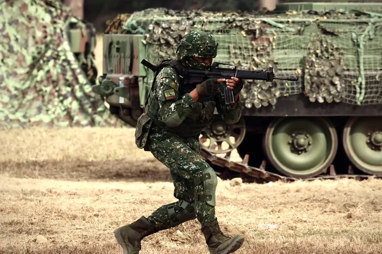 陸軍裝甲564旅進行「仿真實戰」模擬反機降作戰。林林攝