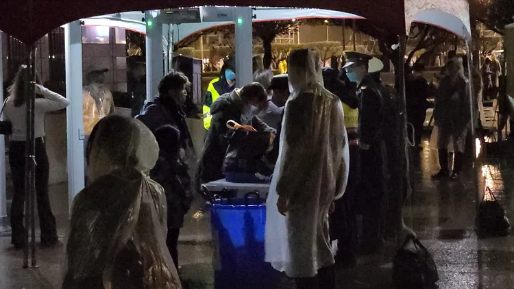 參加升旗典禮的民眾都要接受安檢。黃仲瑜攝