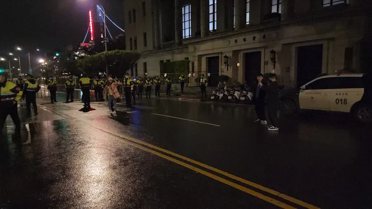 有民眾在警方前面歡樂的拍影片。黃仲瑜攝