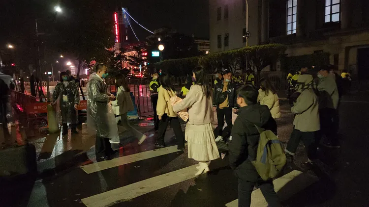 很多年輕人都來參加升旗典禮。黃仲瑜攝