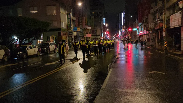 警方在周圍部屬，以防有抗議意外發生。黃仲瑜攝