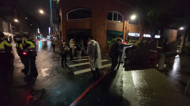 民眾要入場，門口都有接待人員宣導。黃仲瑜攝