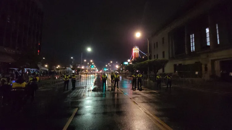 台北市警方在周圍部屬不少警力維護。黃仲瑜攝