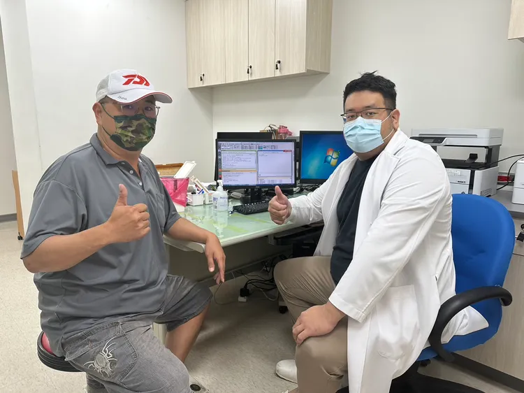 于先生感謝沈群勝醫師利用胃鏡縮胃手術幫助順利減重。小港醫院提供