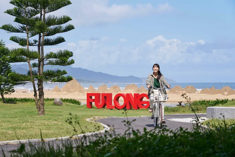 騎乘自行車體驗東北角福隆海岸美景。福容福隆提供