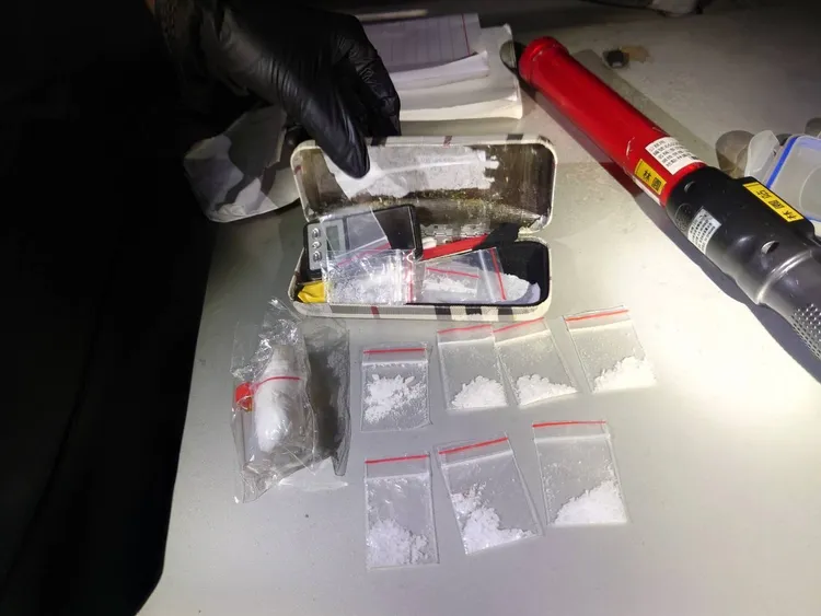 警方查獲安非他命10小包及吸食器等證物。翻攝畫面