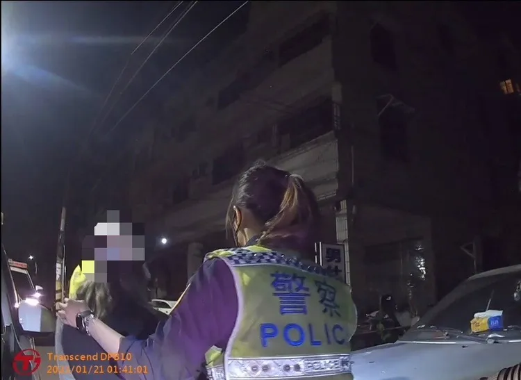 眼尖女警在嫌犯攜帶的包包內發現安非他命10小包及吸食器等。翻攝畫面