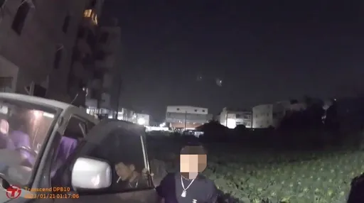 倒車卻「降肉」到田裡 紅包袋有貓膩!警上前關心查到這玩意不妙了