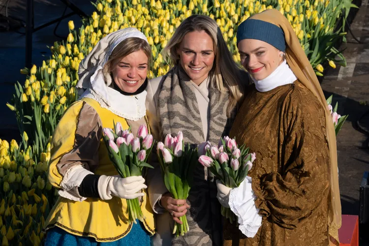 「倒牛奶的女僕」左一、奧運競速滑冰金牌得主蕭藤（中）與「戴珍珠耳環的少女」（右）出席鬱金香節活動。美聯社