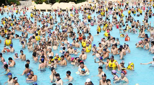 「整個胸部用力抓」玩大海嘯突襲2女遊客 噁男辯為了平衡!法官這樣判