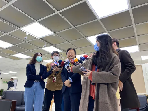 被周玉蔻砲轟「人老愛作怪」 王世堅微笑反殺:她更老不是嗎?