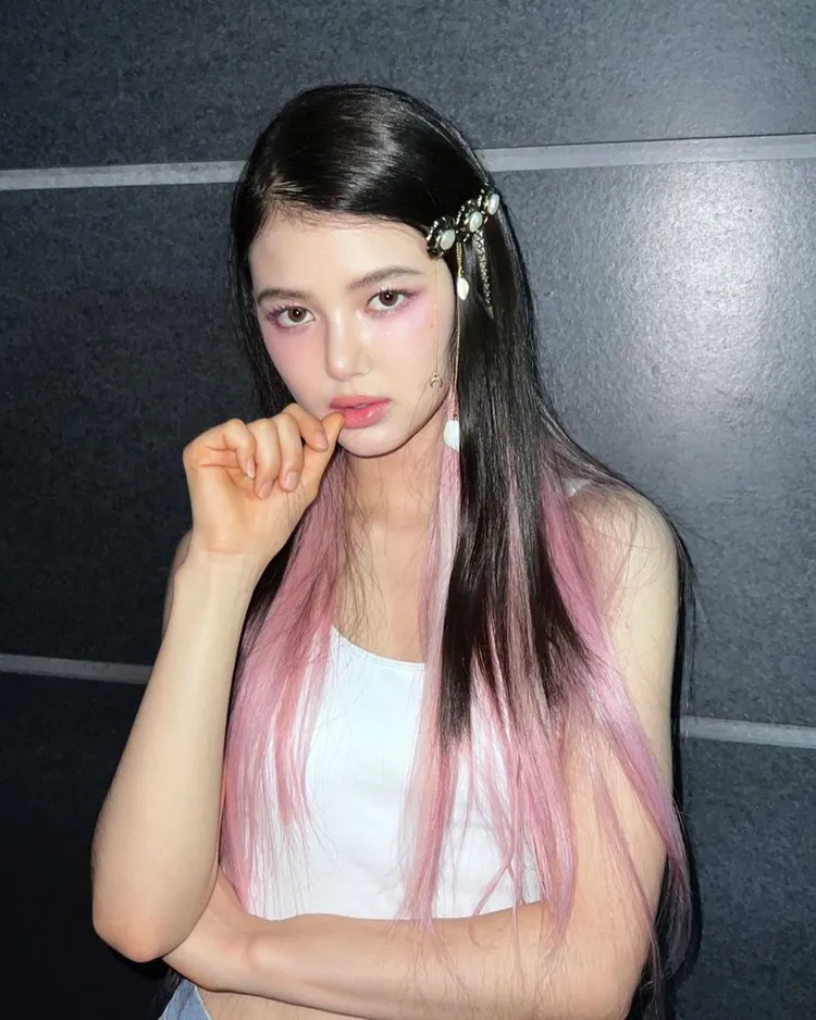 Danielle今年17歲，外型甜美像洋娃娃，有著瘦高的身形比例，成為BURBERRY新任品牌大使。翻攝newjeans_official IG