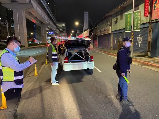 中和警聯合環保局稽查 1晚逮8違規!喝止改裝噪音歪風