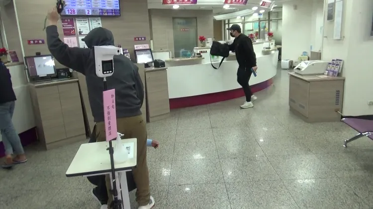 警方在銀行內演練搶劫過程。警方提供