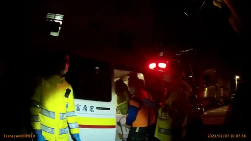 新住民家中地板濕滑摔傷 打110求助!警到場通知救護車助送醫