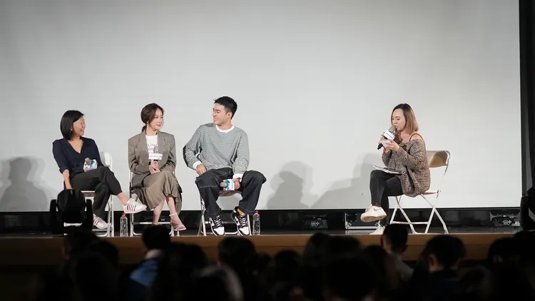 編劇李旭敏（左起）陳昊森、尹馨重返拍攝學校場景辦校園分享會。臺北育達高中提供