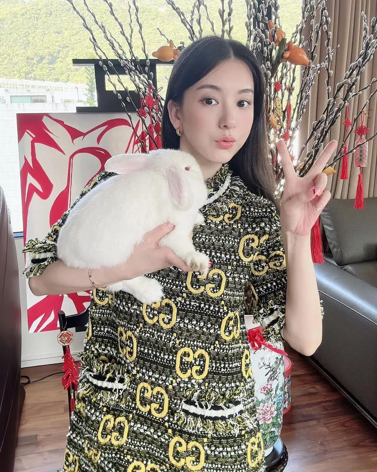 方媛穿著寬鬆洋裝，看起來小腹微凸，網友猜測她又懷孕了。翻攝方媛IG