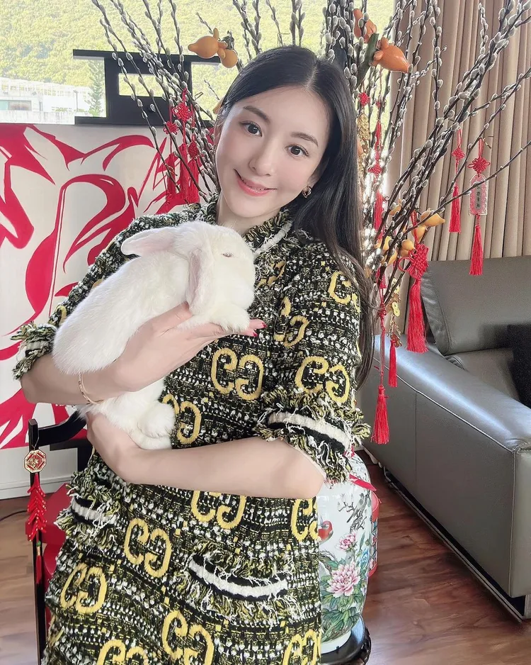 方媛抱著兔子，巧妙用手遮住肚子。翻攝方媛IG