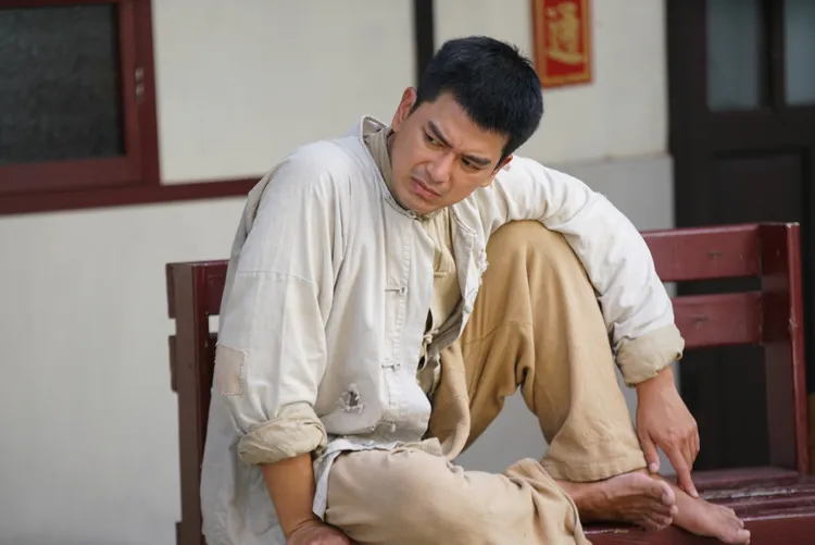 潘逸安拍《牛車來去》，逐漸習慣劇中穿著。艾迪昇傳播提供

