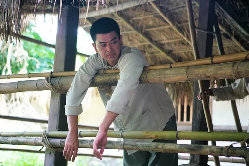 潘逸安亂髮踩拖鞋上橋趴趴走 行跡太可疑引警察攔檢