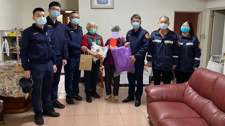 板橋分局長許芳毅親率警員至民眾家中致贈毛毯及慰問金。板橋警分局提供