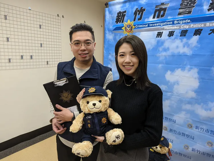 何芝寧與新竹市警察局刑事警察大隊共同直播反詐騙。翻攝自新竹市刑大