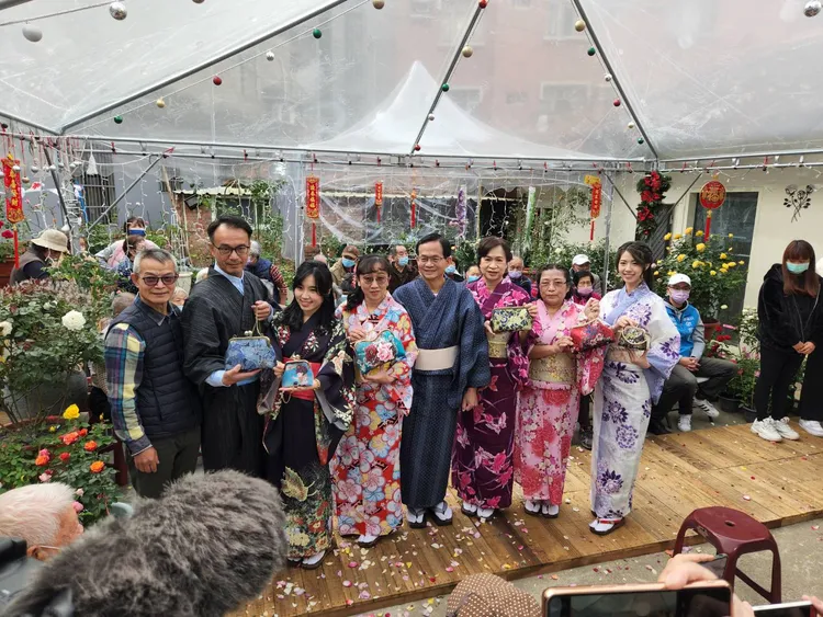 當選里長後，何芝寧除了處理民眾陳情，也時常參加活動與里民互動。何芝寧提供