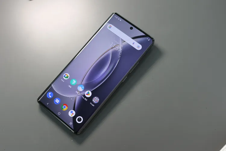 6.78吋護眼螢幕。翁玉信攝