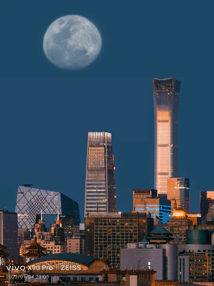 月亮可再疊加背景。合成圖