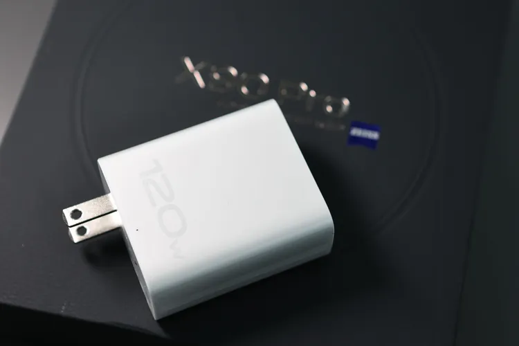 標配120W極速閃充充電器。翁玉信攝