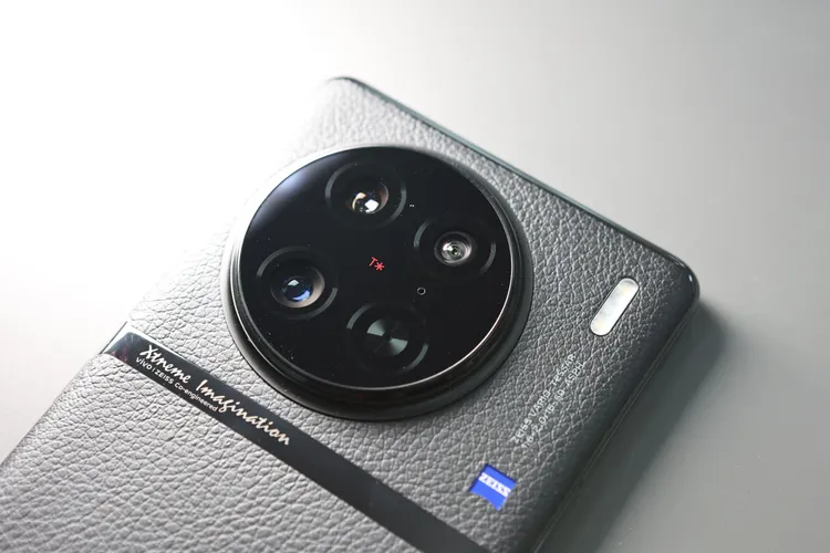 後置三鏡頭。翁玉信攝