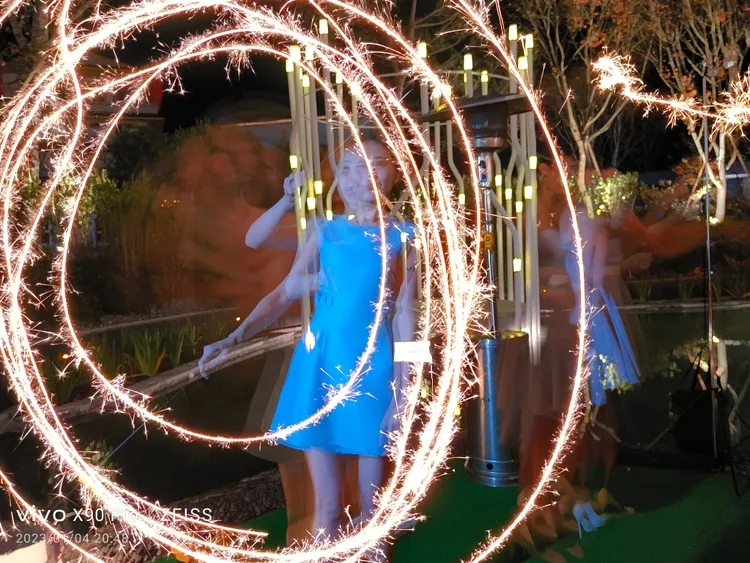 時光慢門模式拍仙女棒。王雪玲攝