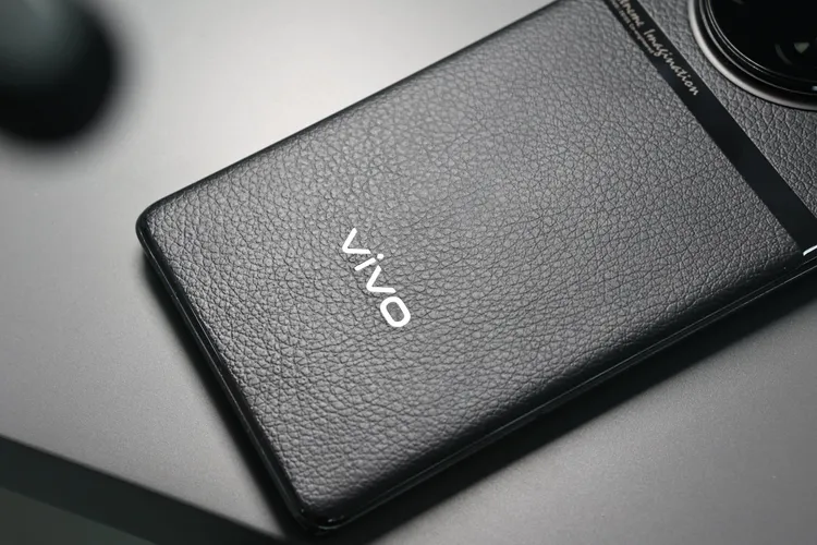 背蓋採荔紋皮革材質。翁玉信攝