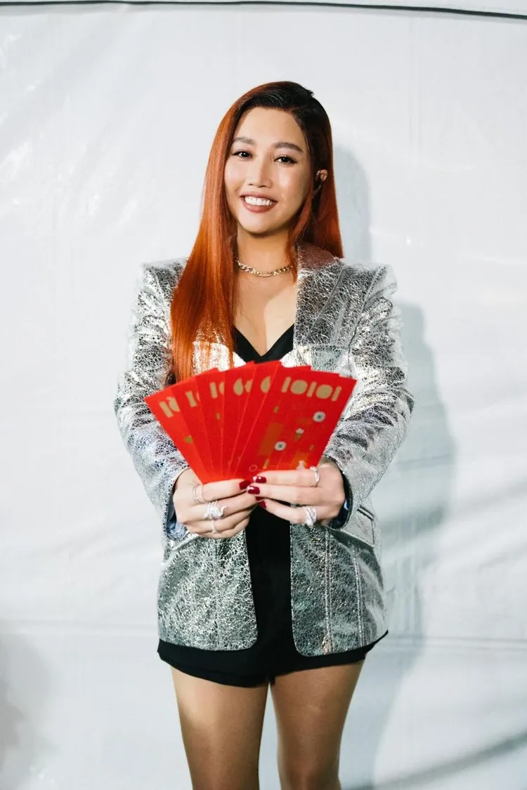 A-Lin拿紅包拍拜年照。翻攝A-Lin臉書