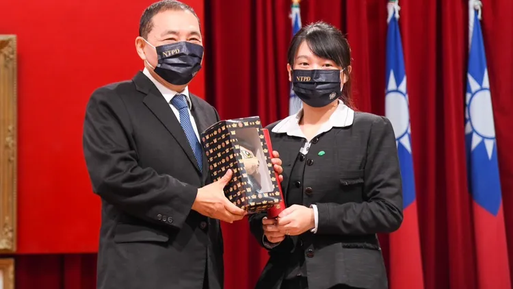 市長侯友宜頒發超商禮券卡及打詐貴賓卡給金融機構行員。新北市警局提供