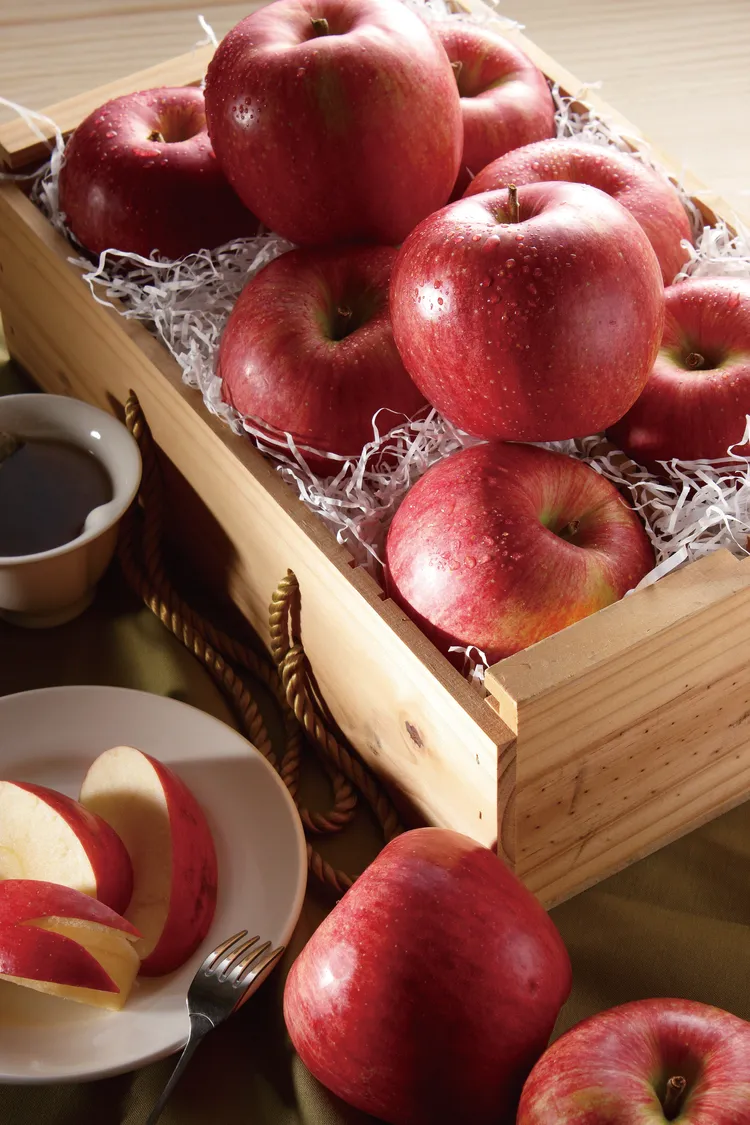 年節送禮送上高檔水果最具實用性，「日本山形蜜蘋果禮盒」代表平平安安，是往年送禮銷售之冠。業者提供