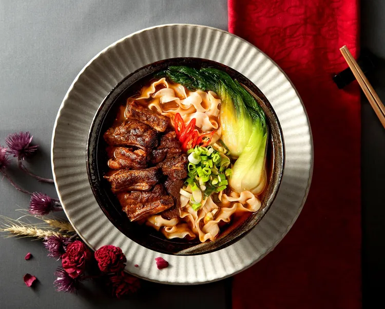 微風台北車站、微風南山的阿舍食堂推出「究極霸氣牛肉麵禮盒4入」，原價680元，現特價550元。業者提供