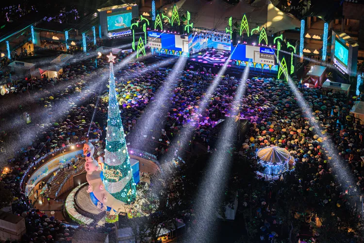 新北市政府觀光旅遊局打造讓民眾難忘的雪白耶誕派對。市府提供