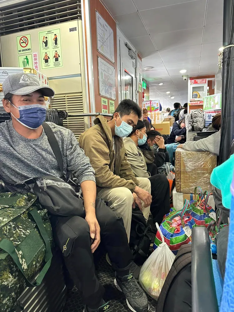 乘客攜帶大量行李，乘船返回蘭嶼過節。翻攝民眾臉書