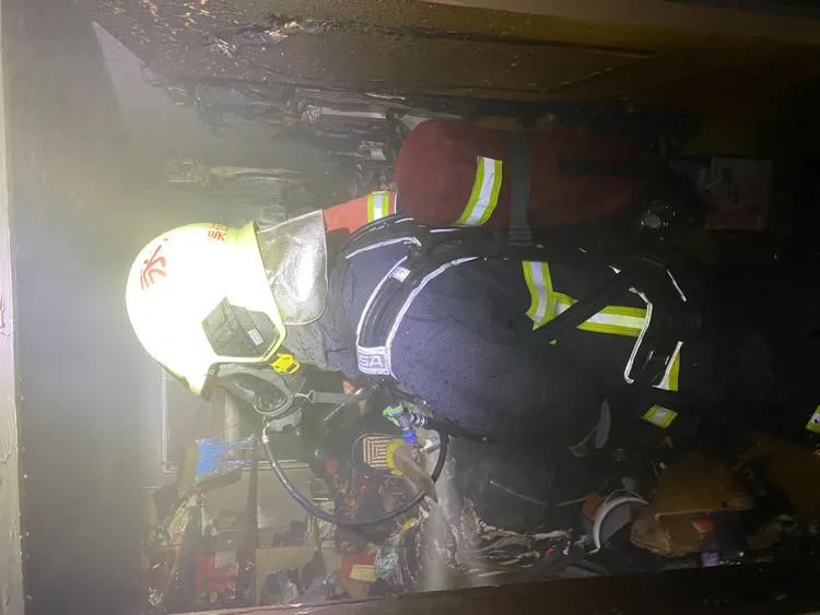 警消進入火場灌救。永和警分局提供