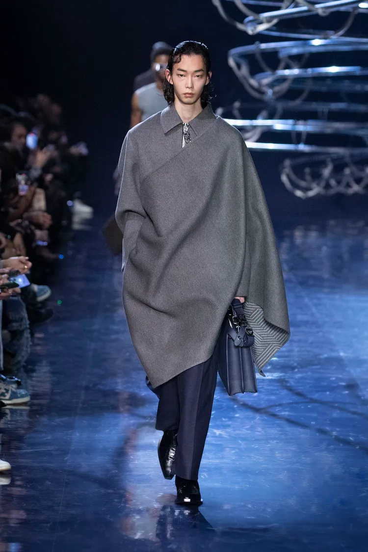 FENDI 2023秋冬男裝系列以「穿著舒適、性感，又充滿瀟灑酷勁」來定調，讓日常穿著更添奢華又優雅。品牌提供