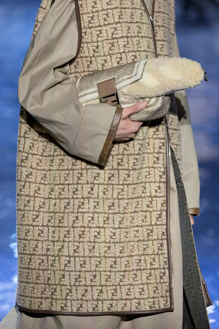 以長棍麵包造型打造的羊絨質感手拿包。品牌提供