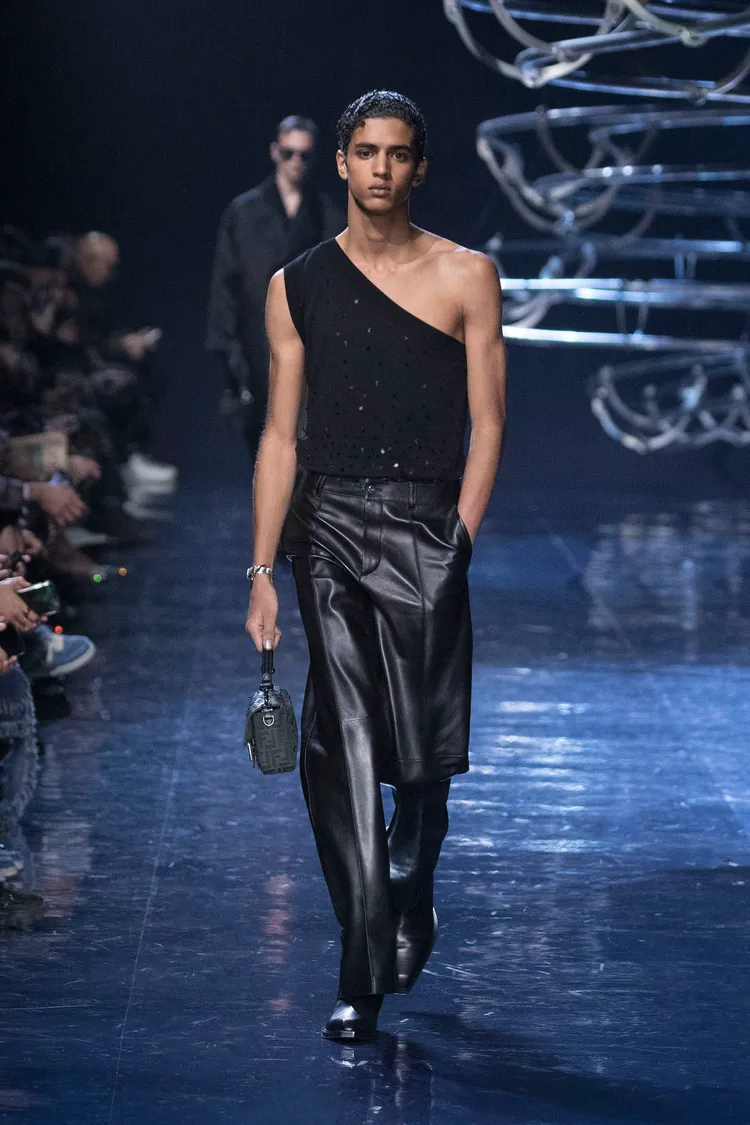 運用不對稱剪裁營造迪斯可風盛行的單肩設計。品牌提供